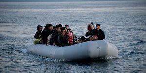 Λέμβος με μετανάστες ανοιχτά της Λέσβου