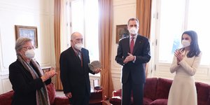 Η βασίλισσα Λετίθια με λευκό φόρεμα