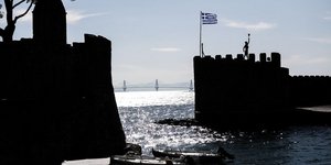 Το ενετικό λιμάνι της Ναυπάκτου, στο βάθος διακρίνεται η γέφυρα Ρίου - Αντιρρίου