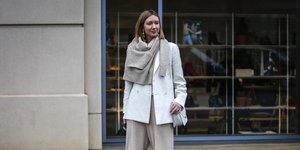 γυναίκα με σακάκι και γπαντελόνια στην εβδομάδα μόδας