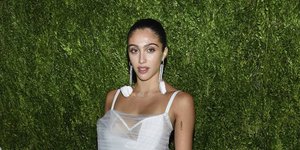 η Λούρδη Λεόν με λευκό φόρεμα