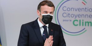 Ο Εμανουέλ Μακρόν με μάσκα