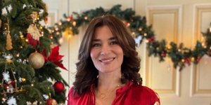 Η Μαρία Ναυπλιώτου με κόκκινο φόρεμα