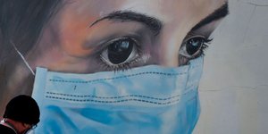 Γκράφιτι νοσοκόμας με μάσκα για τον κορωνοϊό