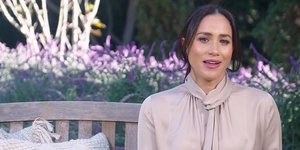 Η Μέγκαν Μαρκλ με λιλά σατέν μπλούζα