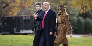 Η Μελάνια Τραμπ με τον σύζυγό της Ντόναλντ και τον γιο τους Μπάρον