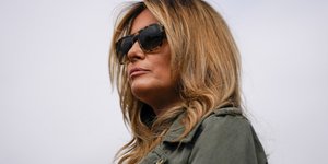 Η Μελάνια Τραμπ σκεπτική με χακί παλτό και γυαλιά ηλίου