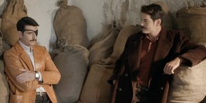 Ο Μελέτης και ο Κωνσταντής σε αποθήκη, σε σκηνή από τη σειρά «Άγριες Μέλισσες»