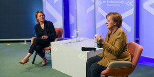 Η Ανγκελα Μέρκελ κάθεται κάνοντας τηλεδιάσκεψη με αστυνομικούς