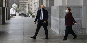 μερκελ με μπορντό 