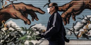 Ανδρας με μάσκα για κορωνοϊό