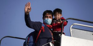 Μετανάστες σε σκάλα αεροπλάνου