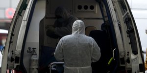 Δερμιτζάκης: Γιατί πρέπει να πέσουν τα κρούσματα πριν αρχίσει ο εμβολιασμός