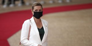 Η Μέττε Φρέντερικσεν με μάσκα και σομόν τσάντα