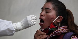 Μεξικσνή υποβάλλεται σε τεστ για κορωνοϊό