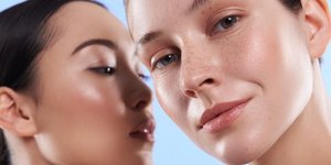 γυναίκες με λαμπερό δέρμα