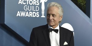 Ο Μάικλ Ντάγκλας με κοστούμι