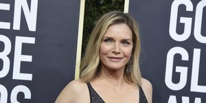 Η Μισέλ Φαίφερ με ξανθά μαλλιά 