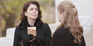 Η Μυρσίνη επισκέπτεται τη Δρόσω στο σπίτι της στο Διαφάνι, σε σκηνή από τη σειρά «Άγριες Μέλισσες»