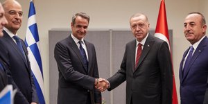 χειραψία μεταξύ Κυριάκου Μητσοτάκης και Ρετζέπ Ταγίπ Ερντογάν 