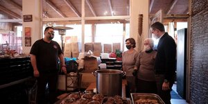 Συγκινεί ο ιδιοκτήτης της ταβέρνας «Κρητικός»: «Πρώτη φορά Έλληνας Πρωθυπουργός μου πλήρωσε τον χασάπη...»