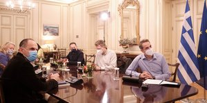Ο Κυριάκος Μητσοτάκης συνομιλεί διαδικτυακά με το ελληνικό προξενείο στη Ν. Υόρκη
