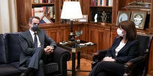 Μητσοτάκης και Σακελλαροπούλου σε συζήτηση στο προεδρικό Μέγαρο