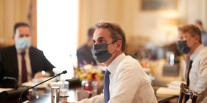 Ο Κ. Μητσοτάκης με μάσκα σε τηλεδιάσκεψη