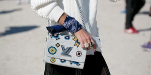 γυναίκα με νύχια