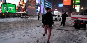 Γυναίκα τρέχει στο χιόνι στη Νέα Υόρκη