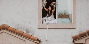 Γάμος στην χρονιά της πανδημίας: Η νύφη στο παράθυρο και ο γαμπρός στο πεζοδρόμιο