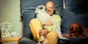 Ο Νίκος Μουτσινάς με τους σκύλους του στον καναπέ