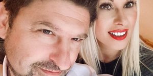 Ο υφυπουργός Πολιτικής Προστασίας Νίκος Χαρδαλιάς με την σύζυγό του 