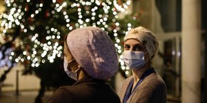 Οι ήρωες της πανδημίας κάνουν Χριστούγεννα στο νοσοκομείο
