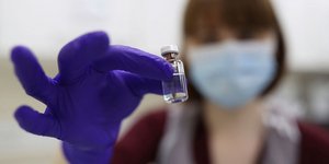 Νοσηλεύτρια κρατά ένα φιαλίδιο με το εμβόλιο κατά του κορωνοϊού