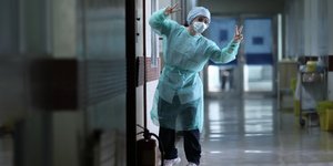 Νοσηλεύτρια σε ΜΕΘ κάνει το σήμα της νίκης