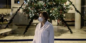Ιατρικό και νοσηλευτικό προσωπικό έξω από το ΑΧΕΠΑ με φόντο χριστουγεννιάτικο δέντρο