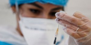 Νοσοκόμα στην Ιταλία με σύριγγα του εμβολίου ενάντια στον κορωνοϊό