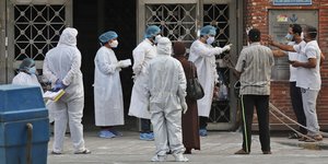 γιατροι εξω απο πορτα
