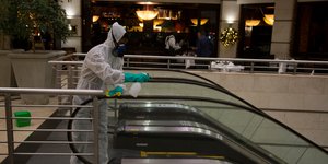 Ανδρας απολυμαίνει σκάλες σε mall στο Γιοχάνεσμπουργκ