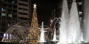 Το χριστουγεννιάτικο δέντρο δίπλα στο συντριβάνι στην πλατεία Ομονοίας
