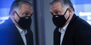 Βίκτορ Ορμπαν καθρεφτίζεται