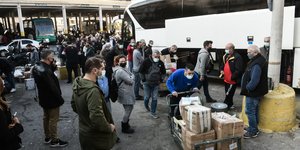 Ουρές στα ΚΤΕΛ Λιοσίων από πολίτες που θέλουν να στείλουν δέματα στην επαρχία