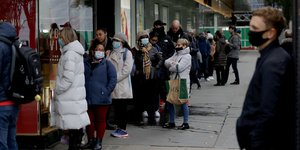 Ουρές σε καταστήματα στη Βρετανία