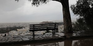 Παγκάκι στη βροχή