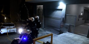 Ανδρες της ΔΙΑΣ βράδυ, έξω από είσοδο πολυκατοικίας
