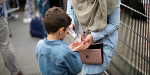 Παιδί με αντισηπτικό 