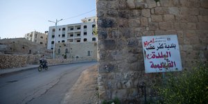 Νεαρός κάνει ποδήλατο σε δρόμο της Παλαιστίνης