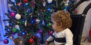 Ο μικρός Παναγιώτης-Ραφαήλ μπροστά στο χριστουγεννιάτικο δέντρο