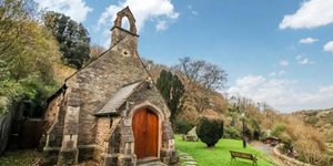 Το παλιό εκκλησάκι μοιάζει με έναν κοινόχρηστο χώρο λατρείας από έξω, αλλά μέσα του έχει μετατραπεί σε ένα άνετο σπίτι